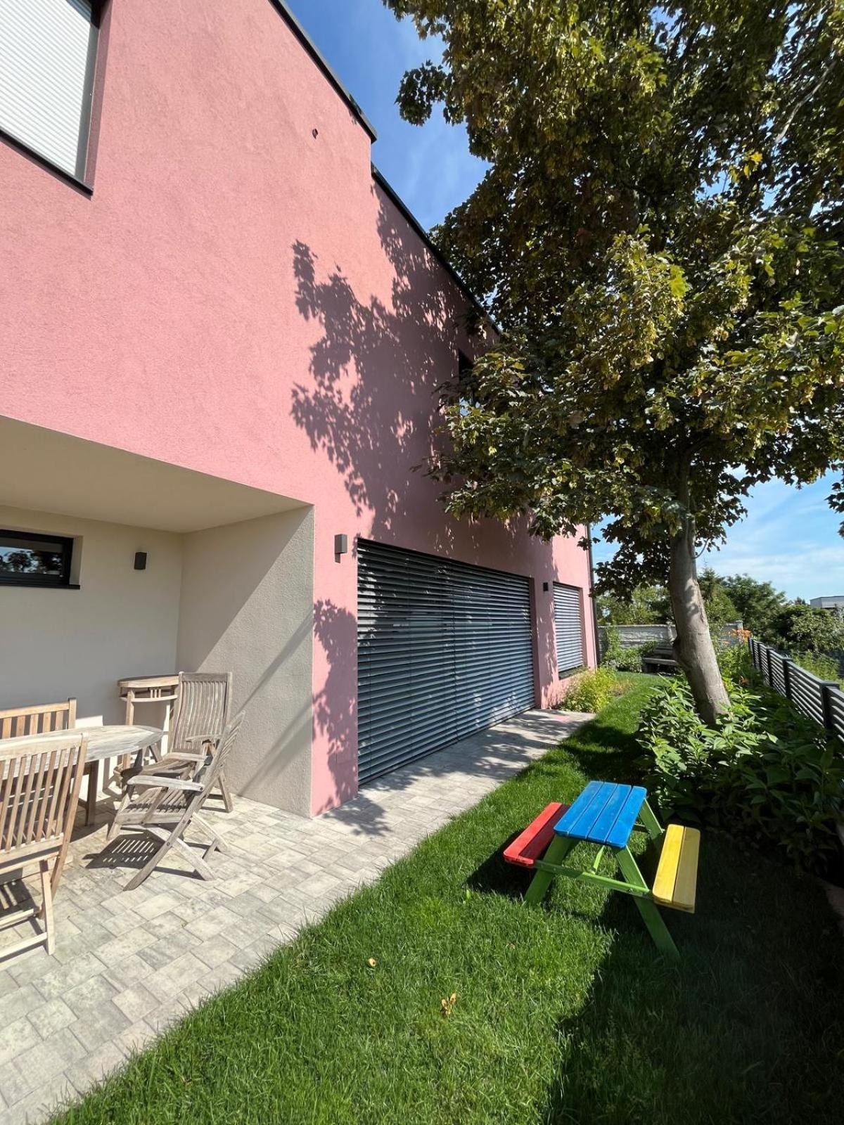 Rose Close To Vienna & Airport Apartment *